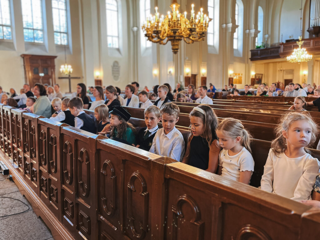 Avasime lasteaia hooaja palvusega Kaarli Kirikus.