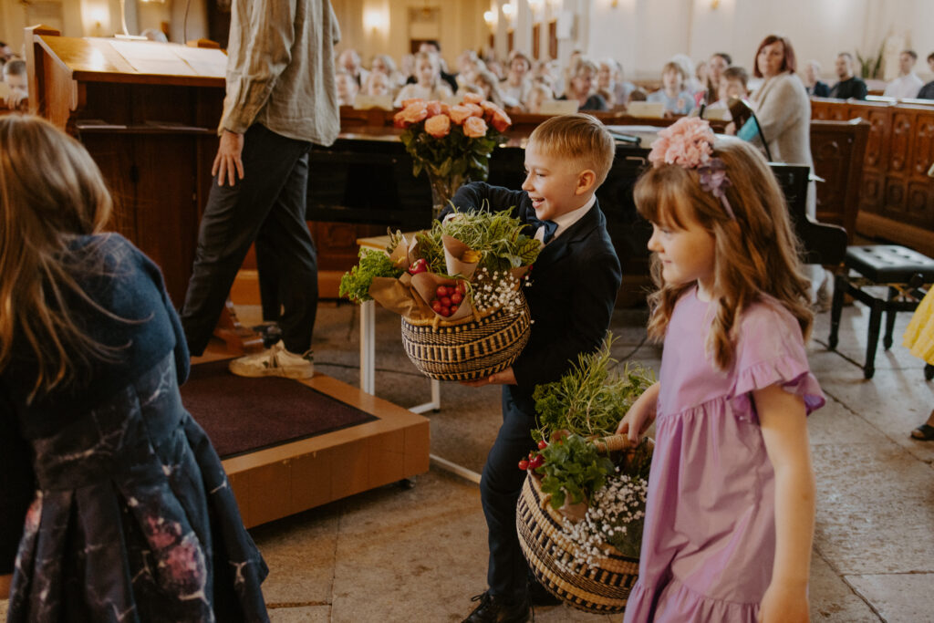 Lasteaed lõpetas oma hooaja südamliku aktusega Kaarli kirikus. Nagu igal aastal, lendasid ka sel aastal pesast välja ning maanduvad nii meie kooli 1. klassis ku