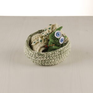 Sokid ja võtmehoidja heegeldatud korvis