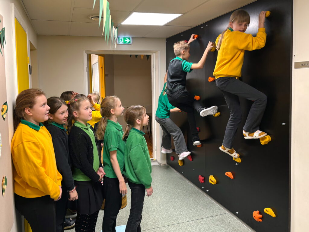 Uued ronimisseinad koolimajas Uued ronimisseinad koolimajas