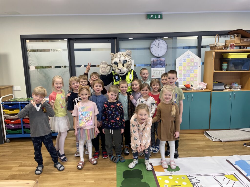 Munitsipaalpolitsei külastas lasteaeda Munitsipaalpolitsei külastas lasteaeda