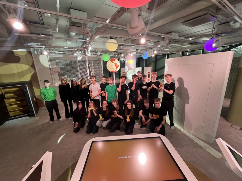 Kevadel ei jää koolis ükski nädal sündmusvaeseks. Õppetöö liigub üha sagedamini klassiruumist välja, sest kevad on akna taga ning kutsub kõigi oma võludega. Põh