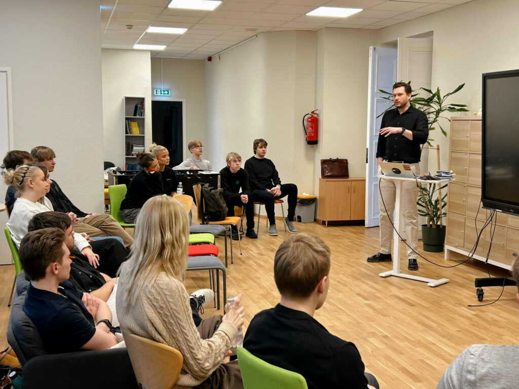 Mitmekülgne õppetöö gümnaasiumis