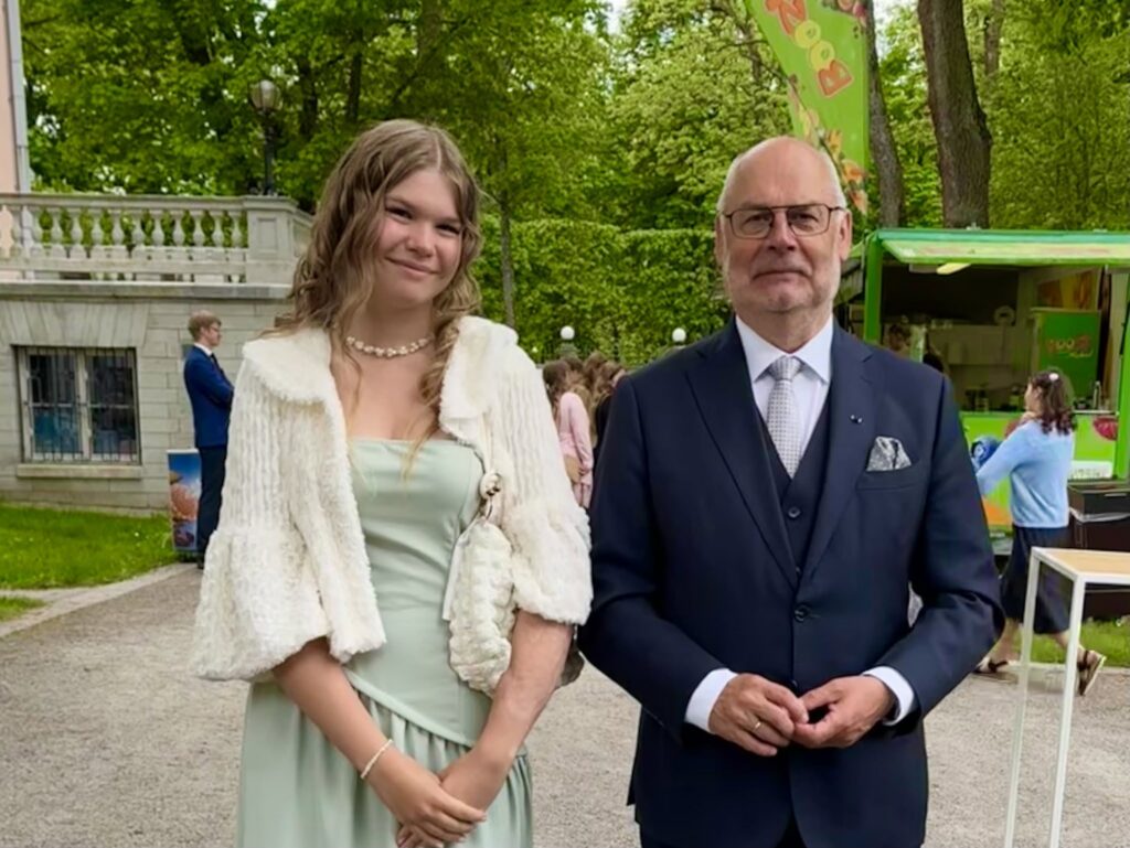 11. klassi õpilane Dea Põder roosiaias